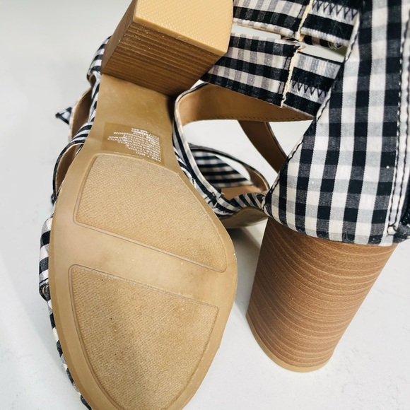 New LC Lauren Conrad Black and White Heeled Sandals - Picture 8 of 8